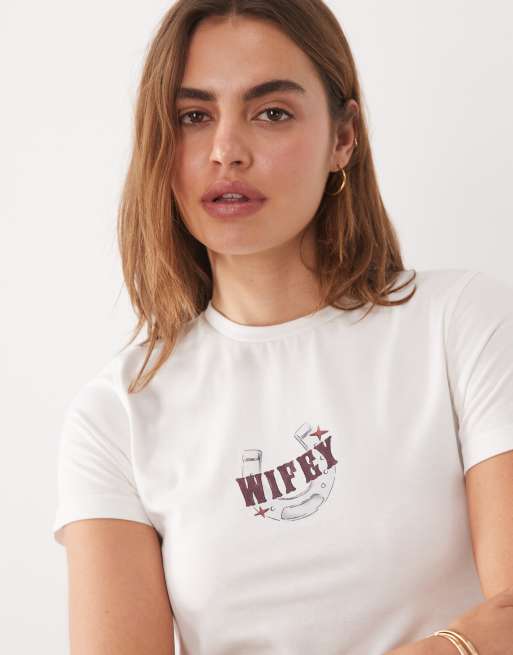 Six Stories – Wifey – Vit, liten t-shirt med hästskodesign, 2 av 4