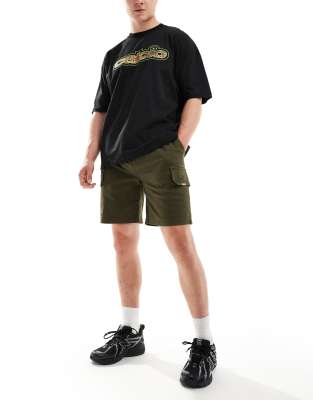 cargo shorts in khaki-Green