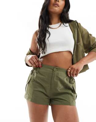 cargo twill shorts in olive-Green