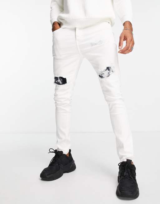 Sixth June – Eng geschnittene Jeans in Weiß mit Rissen und Unterlage in schwarzer Batikoptik