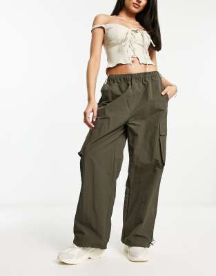 Sixth June - Fallschirmhose in Taupe mit Ton-in-Ton-Stickerei-Grau