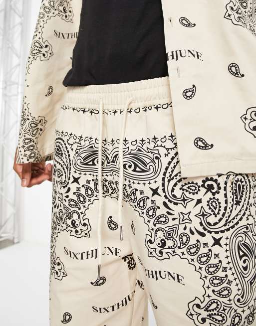 Sixth June – Hose mit All-over-Bandanaprint in Beige mit geradem Schnitt, Kombiteil, 4 von 4