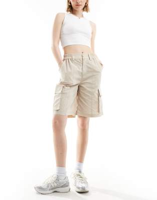 longer length cargo shorts in beige-Neutral