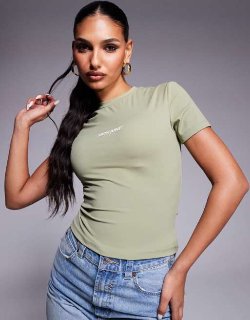 Sixth June – Modelujący krótki T-shirt w jasnoszarym odcieniu khaki z krótkimi rękawami, stretchem i logo