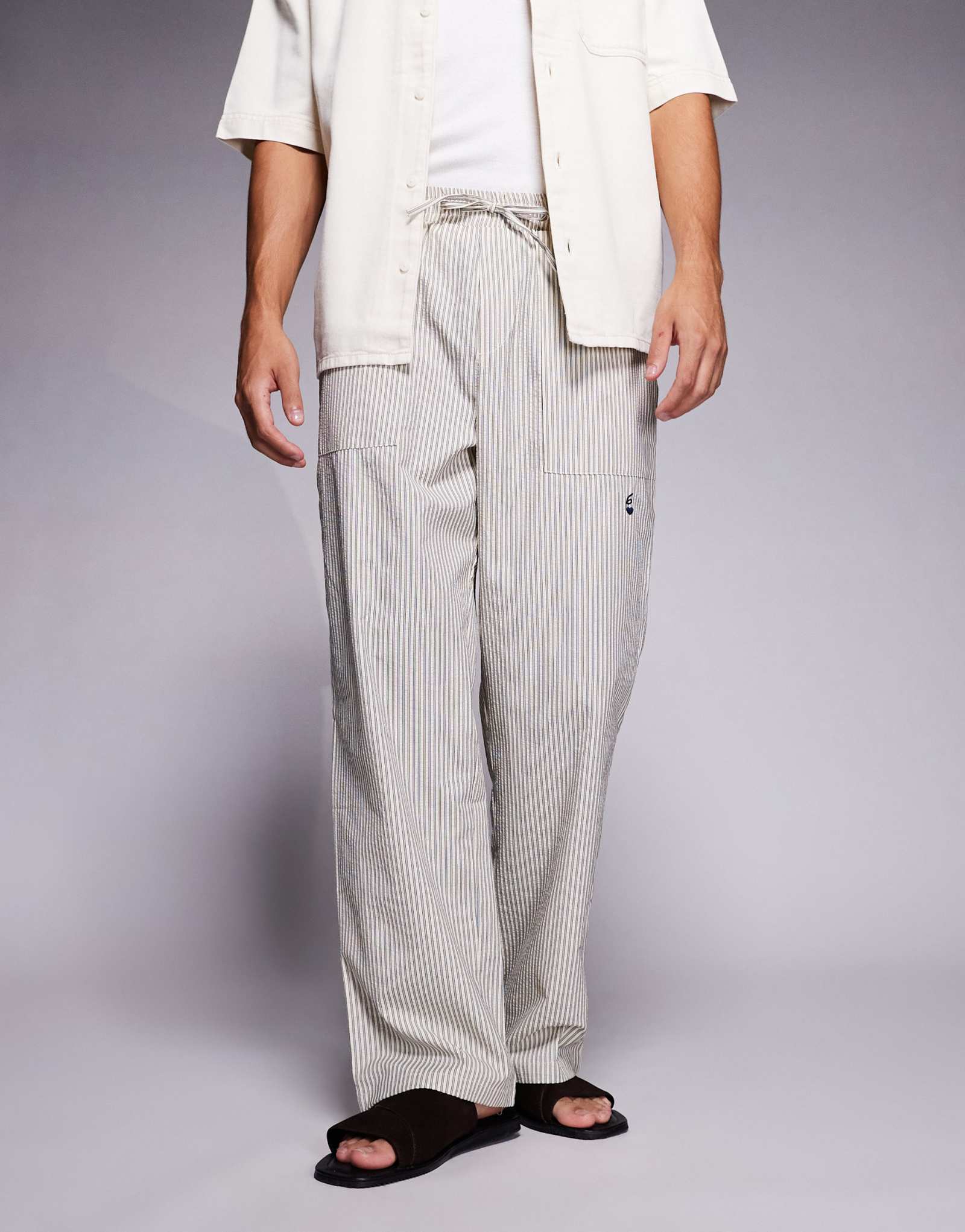 Шестого июня непринужденно наденьте брюки в синюю полоску