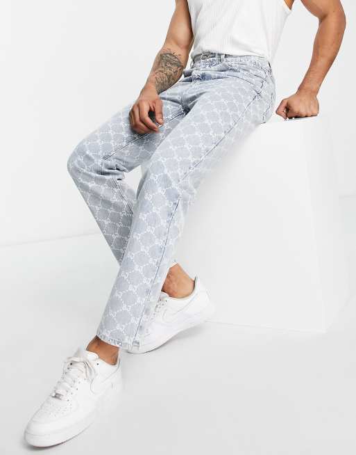 Sixth June - Ruimvallende denim jeans in lichtblauw met wassing met all-over logoprint