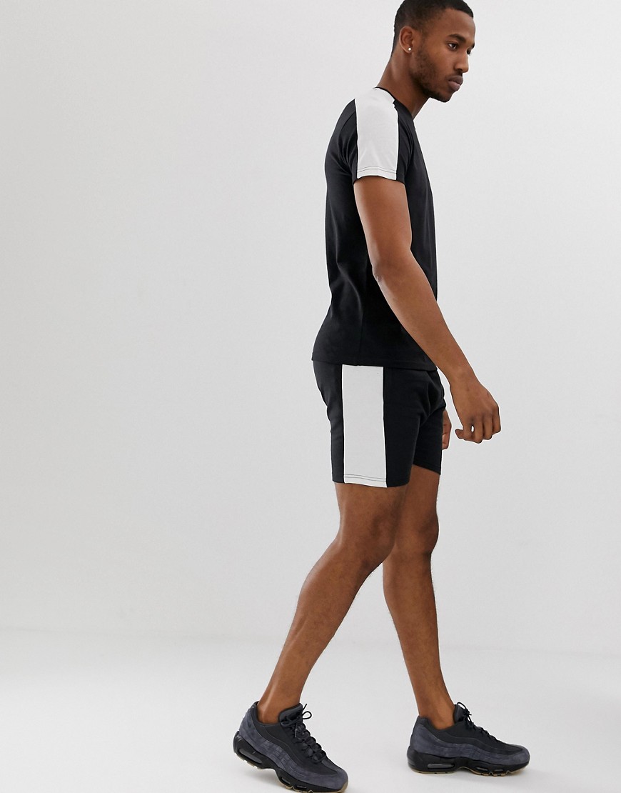 Skåret og syet panelfarvet shorts fra D-Struct-Sort
