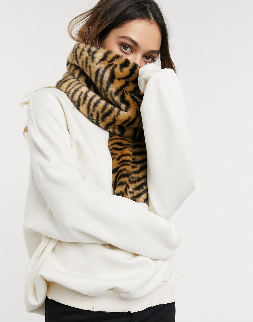 Skinny Dip – Tigermönstrad fuskpälsscarf-Brun