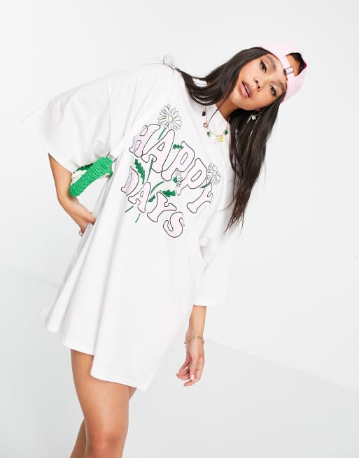 Skinnydip – Biała sukienka t-shirtowa z napisem „Happy Days