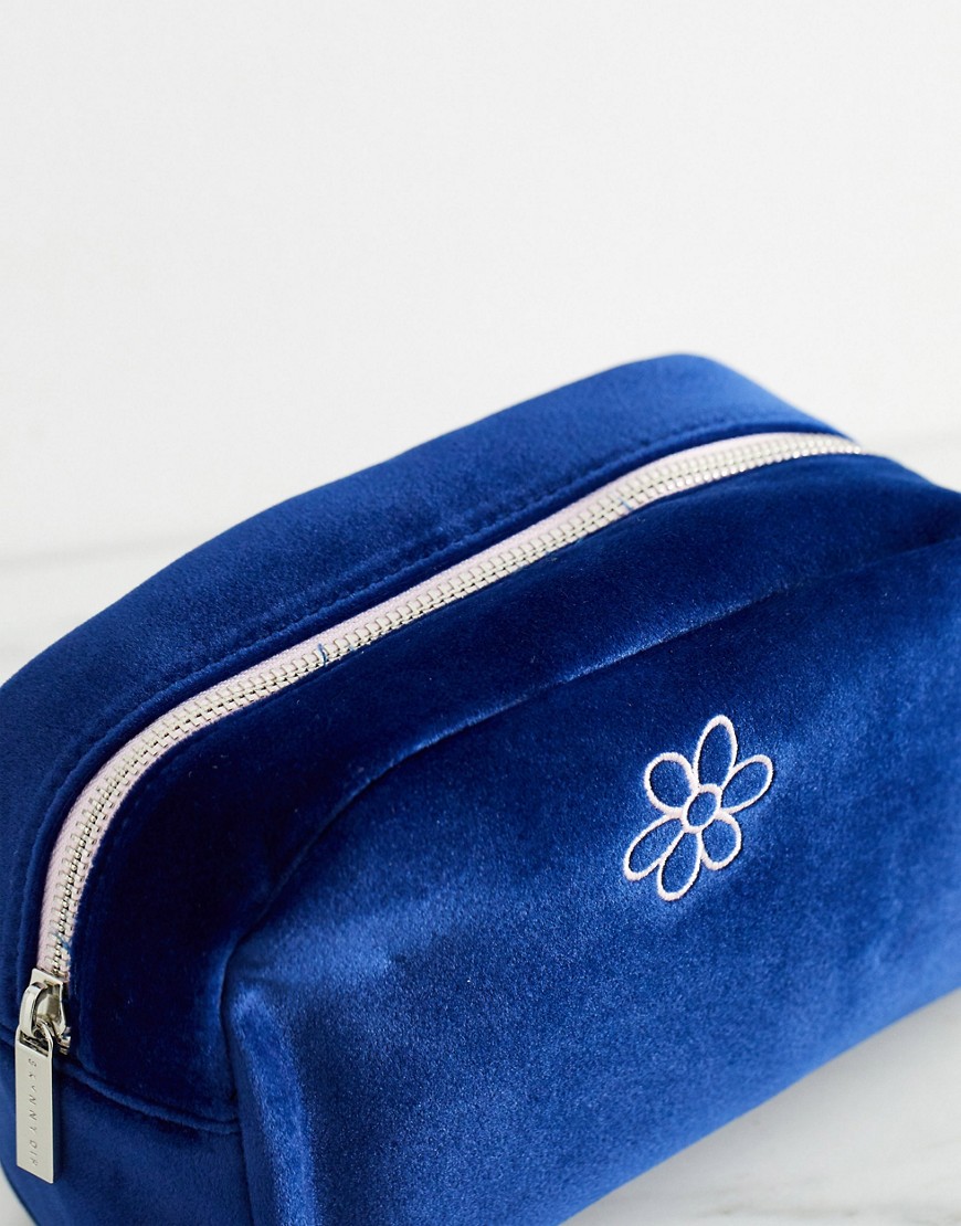 Skinnydip – Marinblå blommig sminkväska