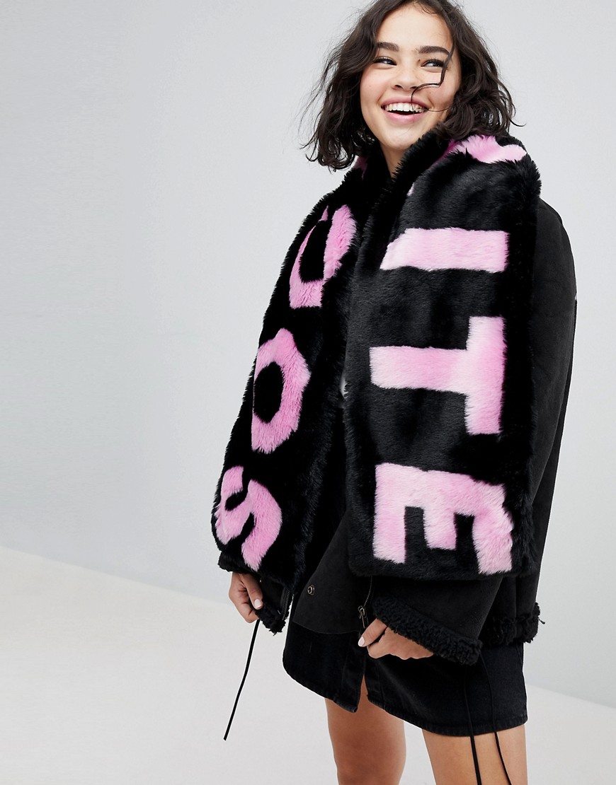 Skinnydip – Rosa scarf i fuskpäls med Socialite-slogan