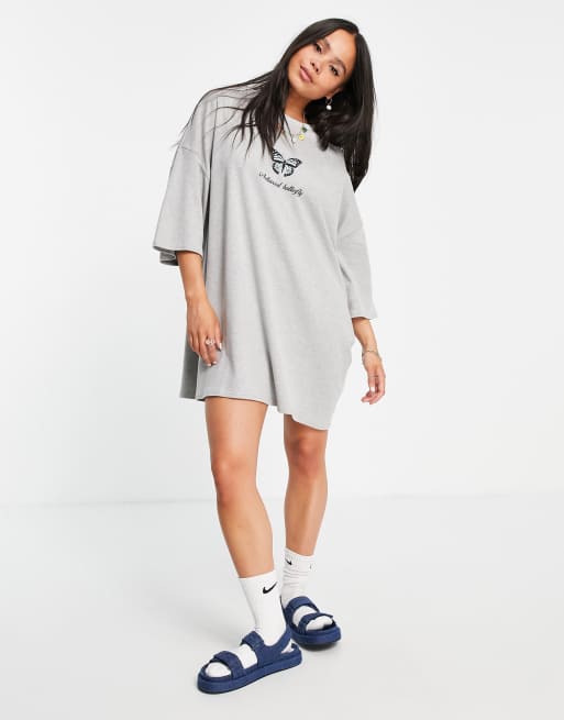 Skinnydip – T-Shirt-Kleid in Grau mit Schmetterlingsmotiv