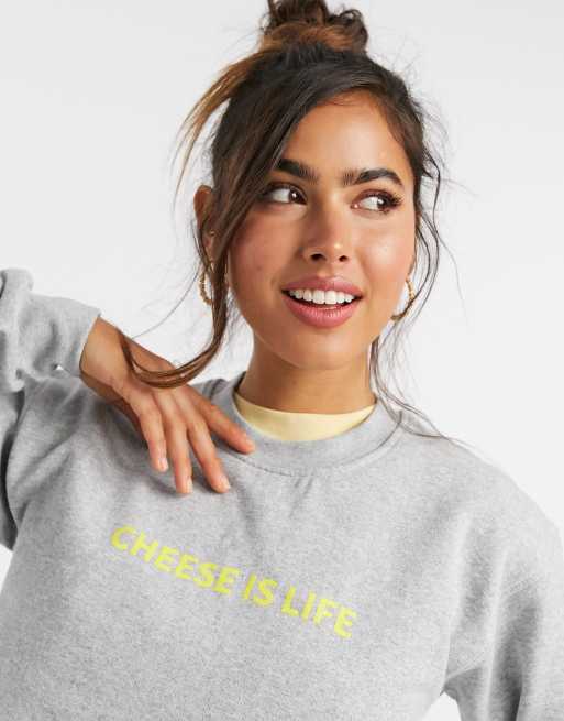Skinnydip - Trui met 'cheese is life'-tekst in grijs