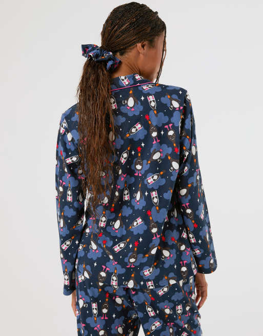 Skinnydip Wallace & gromit x skinnydip feathers pyjama set with scrunchie in blue, 2 of 4