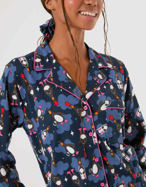 Skinnydip Wallace & gromit x skinnydip feathers pyjama set with scrunchie in blue, 3 of 4