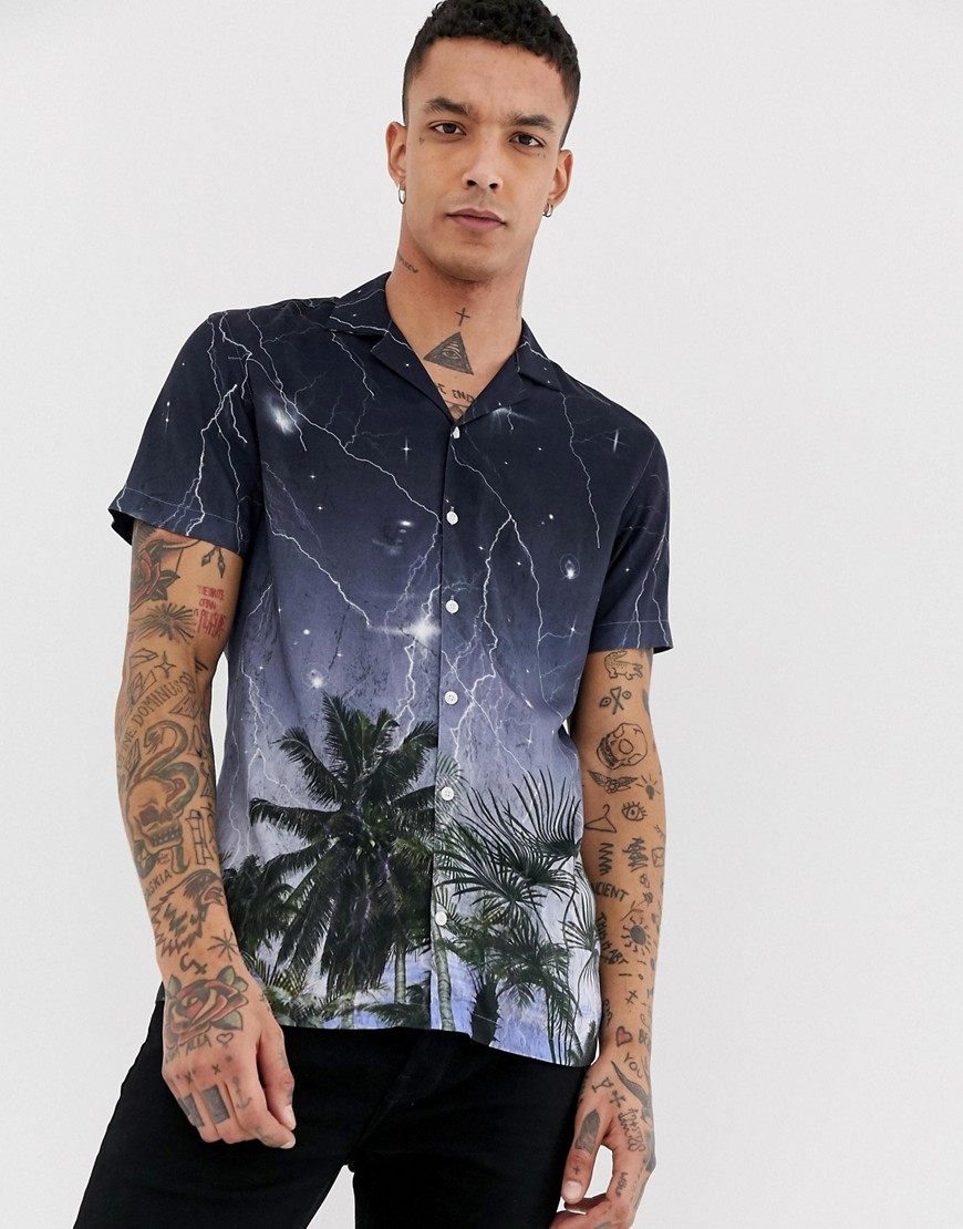 Skjorte i viskose med reverskrave og lyn-print fra Twisted Tailor-Marineblå