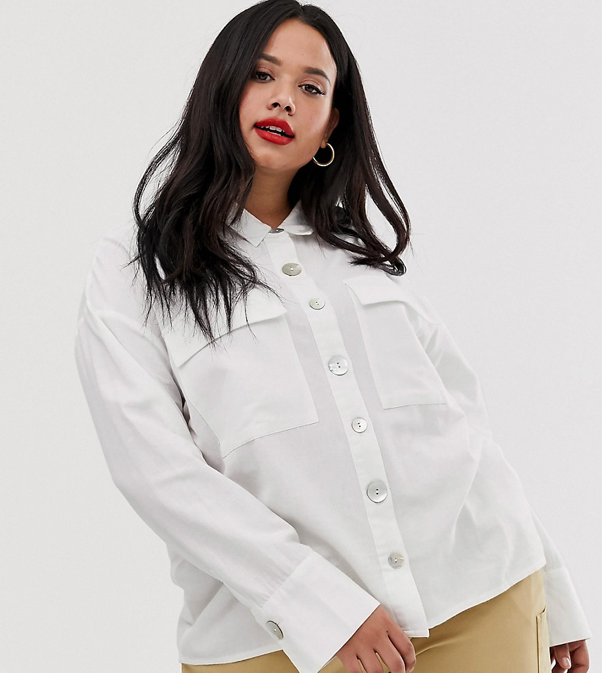 Skjorte med lappelommer og mis match knapper fra Neon Rose Plus-Hvid
