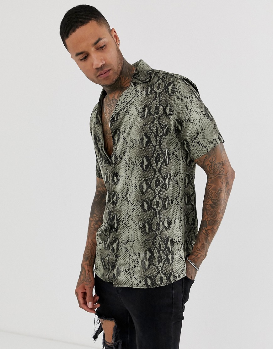 Skjorte med reverskrave i grønt slangeprint fra The Couture Club