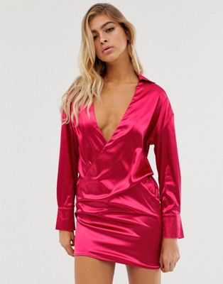 Skjortekjole med dyb udskæring i satin fra In The Style-Pink
