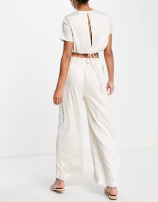 SKylar Rose - 2-delige set van satijn met broek met wijde pijpen en crop top  in crème | ASOS