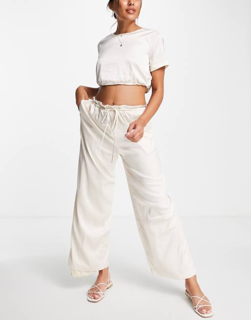 Skylar Rose – 2-teiliges Satin-Set in Creme aus kurz geschnittenem Oberteil und Hose mit weitem Bein