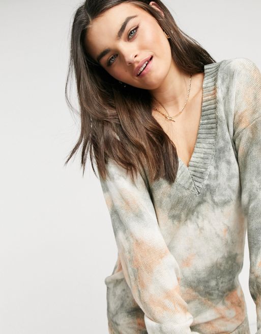 Skylar Rose – Luźny sweter z dekoltem w szpic i wzorem tie-dye | ASOS
