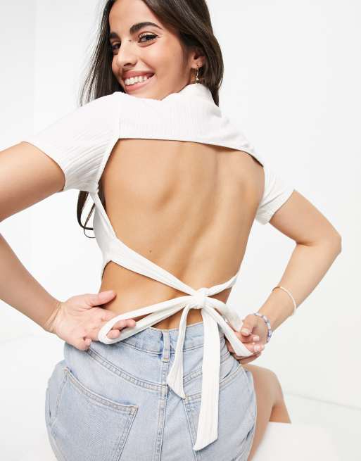 Skylar Rose – Prążkowany krótki top na guziki z odkrytymi plecami