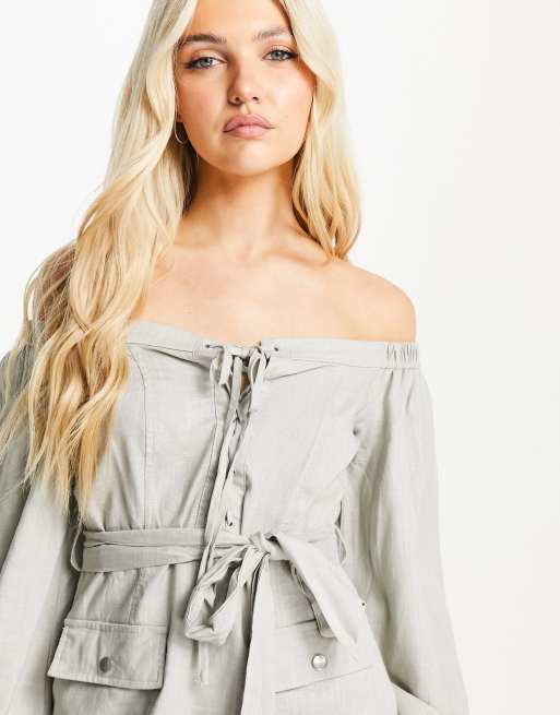 Skylar Rose – Schulterfreies Utility-Kleid in Salbeigrün mit Schnürung vorne, 3 von 4