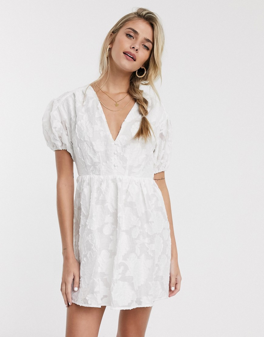 Skylar Rose - Tea-kjole med tætsiddende talje i tekstureret blomstermønster-Hvid