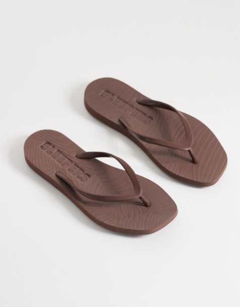 SLEEPERS - Smaltoelopende teenslippers in bruin - view 1