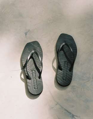 Sleepers SLEEPERS tapered flip flops in black