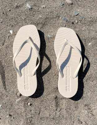 Sleepers SLEEPERS tapered flip flops in eggnog-White
