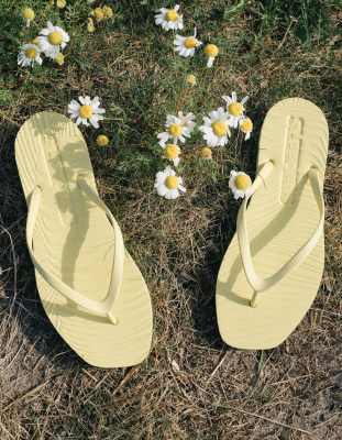 Sleepers Tapered Flip Flops In Yellow
