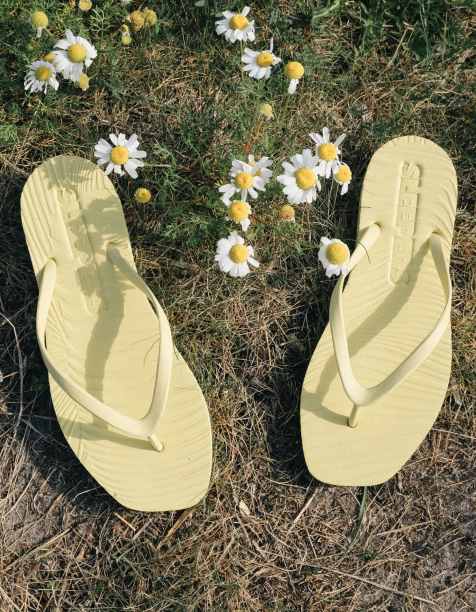 Sleepers - Tongs fuselées - Jaune doux - view 1