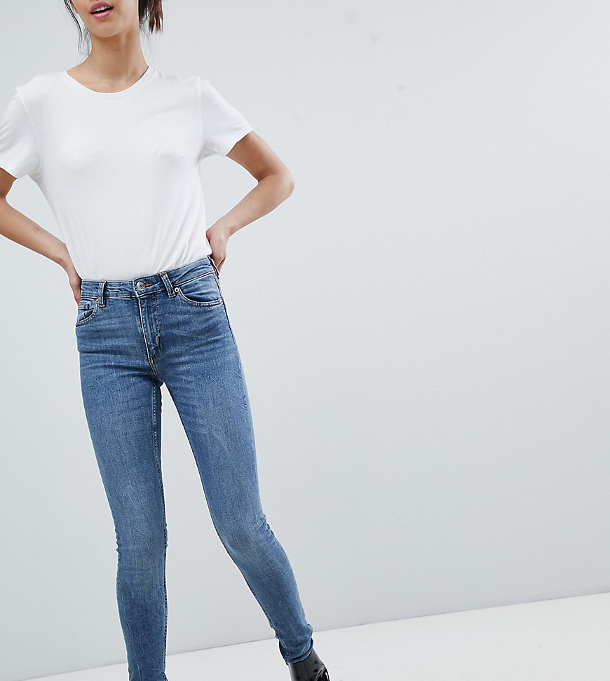 Slimfit-jeans med halvhøj talje i mellemblå økologisk bomuld fra Monki Mocki
