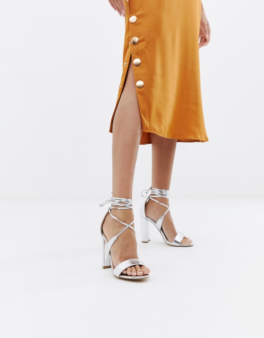 Sølvfarvede sandaler med blok-hæl og bindebånd om ankel fra Glamorous