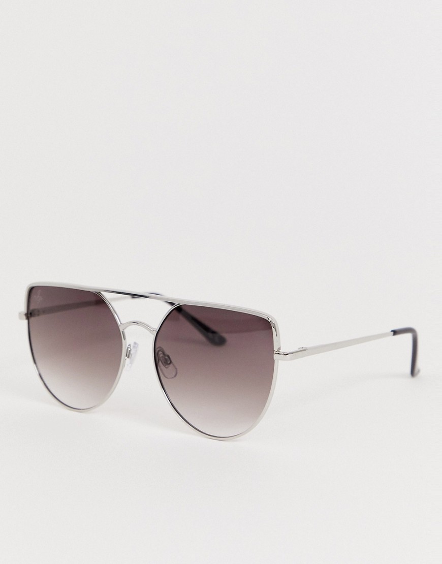 Sølvfarvede solbriller med fladt stel fra Jeepers Peepers