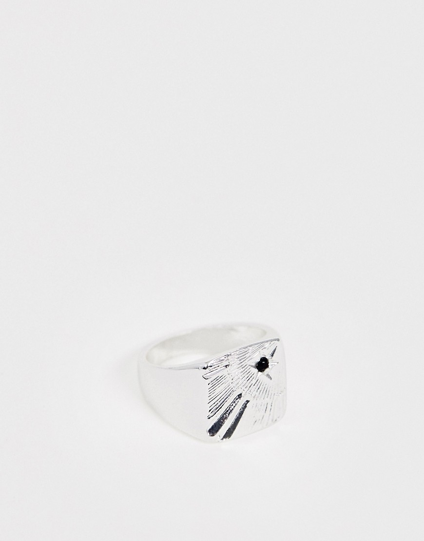 Sølvfarvet firkantet ring med sort stensignet fra Chained & Able-Guld