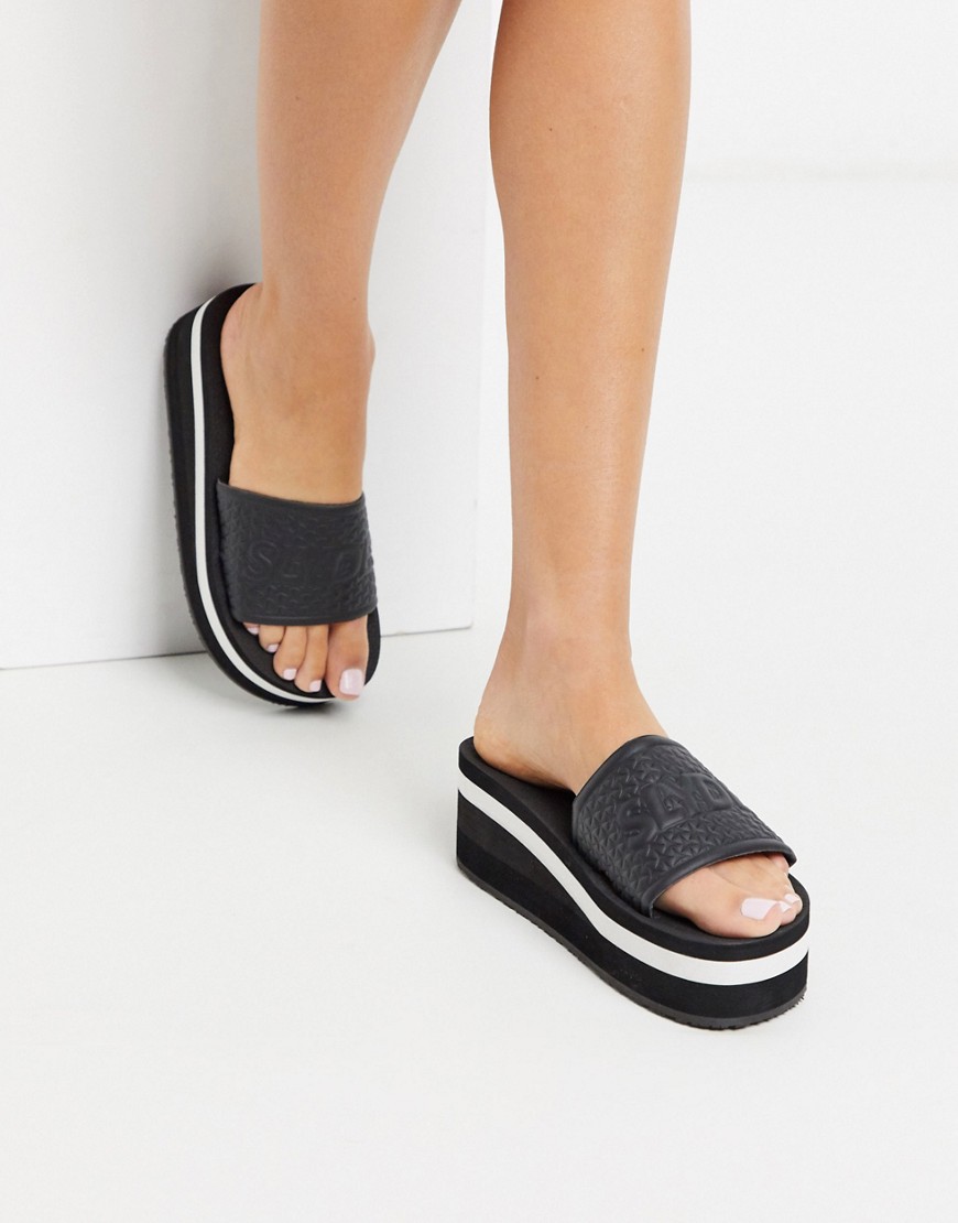 Slydes – Svarta flatform-sandaler med rand