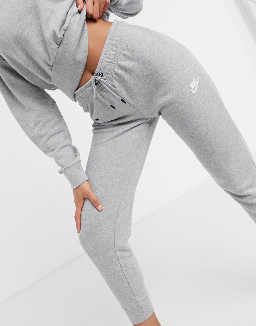 Smalle grå joggingbukser fra Nike Essentials