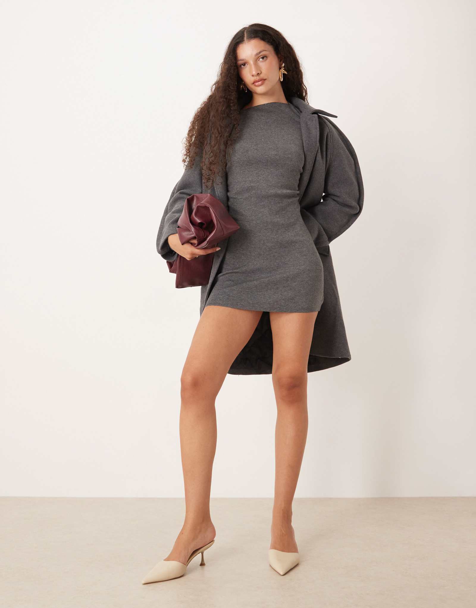 Асимметричное мини-платье SNDYS с открытыми плечами и рюшами цвета древесного угля