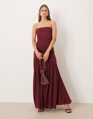 SNDYS - Asymmetrisches Netzstoff-Maxikleid in Cranberry-Rot mit tiefer Taille und Raffung