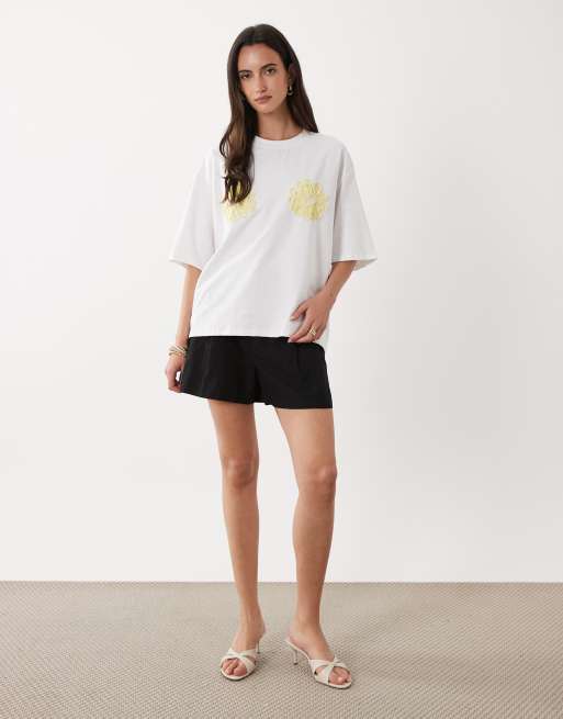 SNDYS – Biały T-shirt oversize z haftowanym żółtym kwiatowym wzorem, 2 z 4