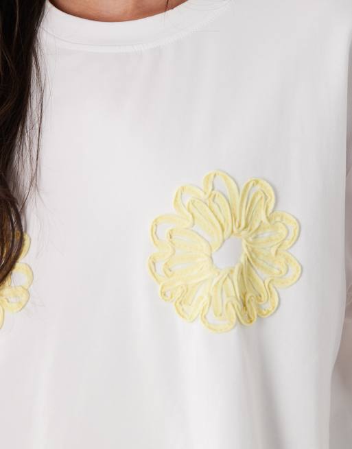 SNDYS – Biały T-shirt oversize z haftowanym żółtym kwiatowym wzorem, 3 z 4