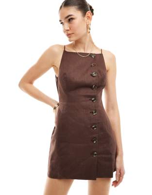 SNDYS - Camisole-Minikleid aus Leinen in Schokobraun mit eckigem Ausschnitt und Knopfleiste