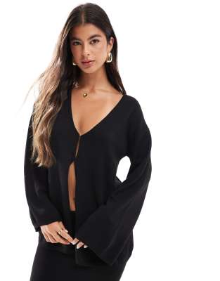 SNDYS - Cardigan premium taglio lungo in maglia nera con gancio sul davanti in coordinato