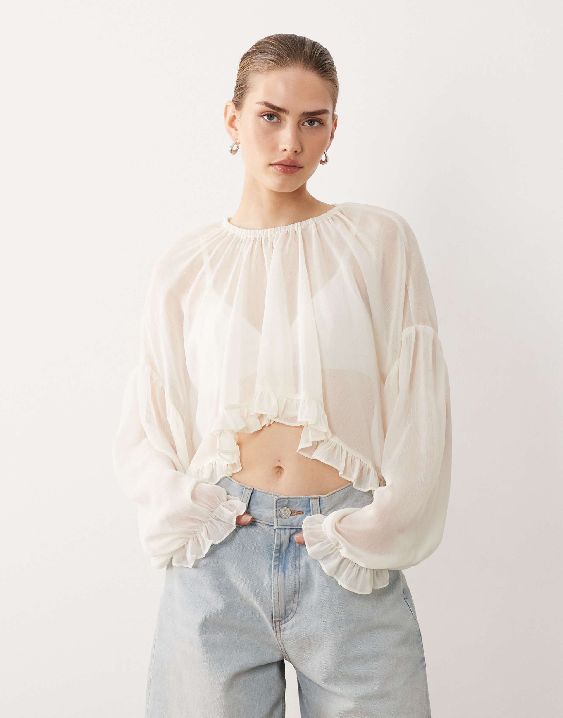 sndys chiffon curved ruffle hem top in off-white