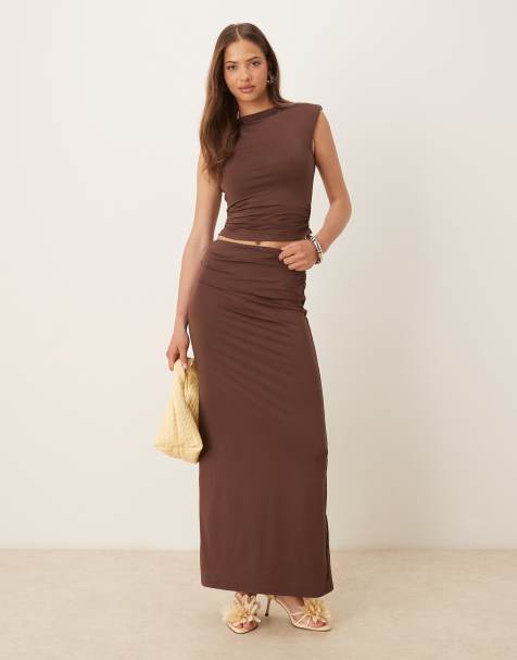 SNDYS – Chokladbrunt set med ärmlös topp med rynkning i sidan och holkärmar och maxikjol med slits - view 1