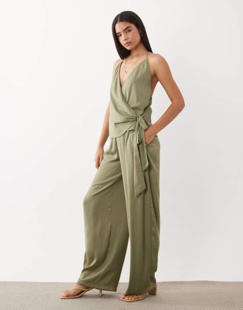 SNDYS - Conjunto verde oliva de pantalones de pernera globo y top con detalle de lazada y cuello halter cruzado de satén - view 1