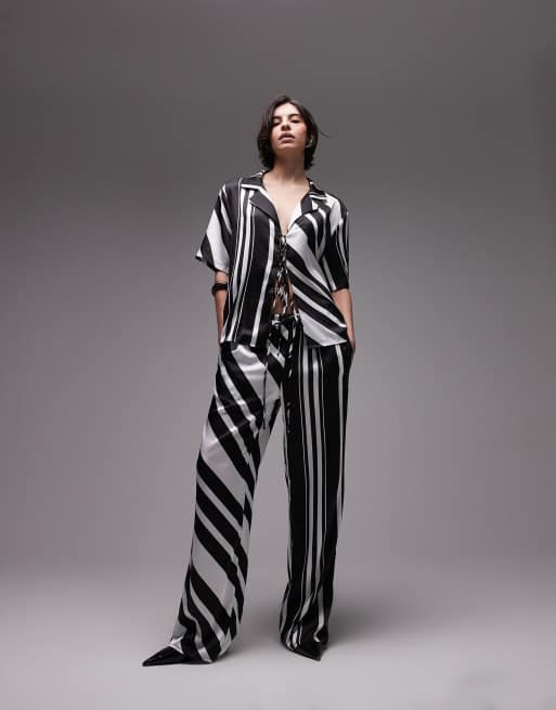 SNDYS - Coordinato a righe monocromatiche con pantaloni con fondo ampio e camicia a maniche corte allacciata sul davanti con colletto